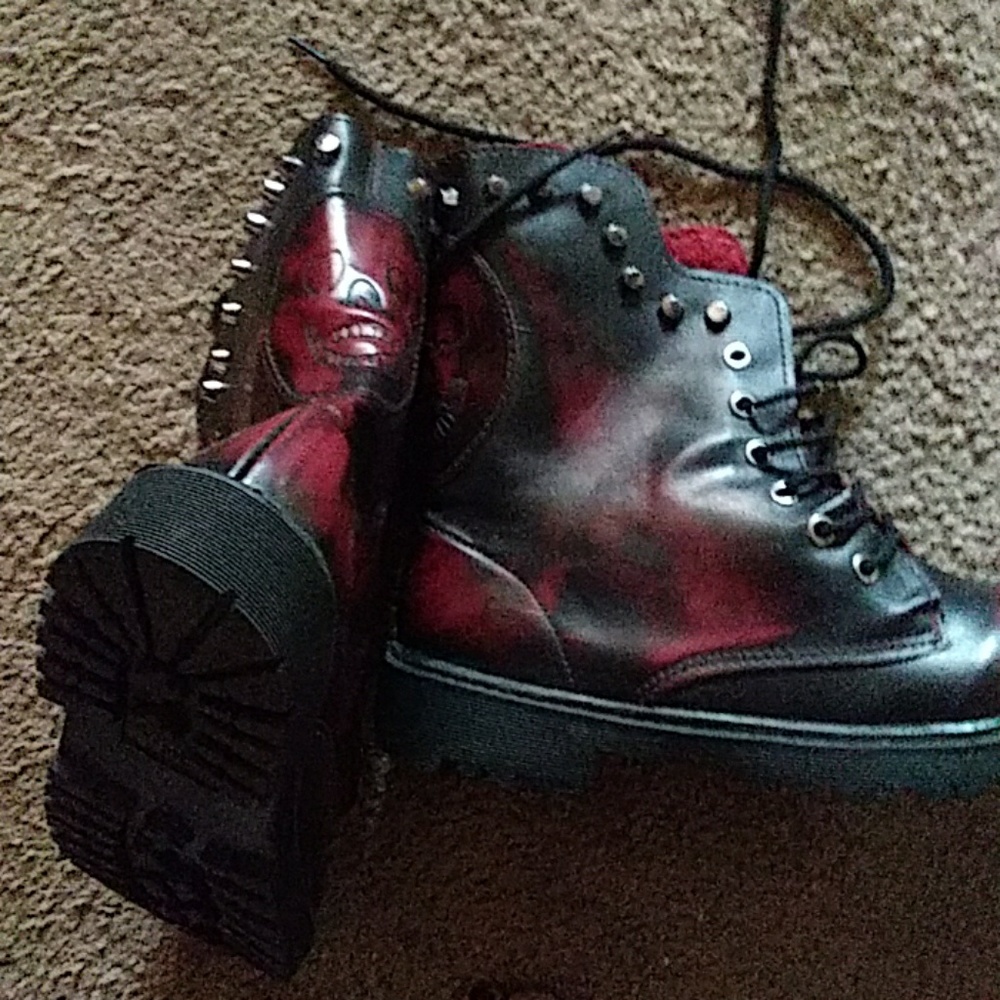 New -tags red skull detail leather studded boots